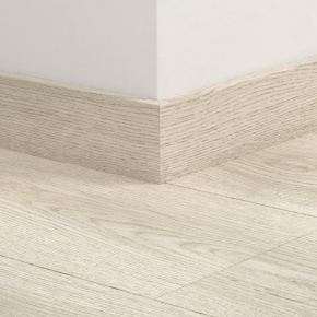 Плинтус ПВХ прямой для LVT Pergo PGVSK40301 Болотный дуб белый 2400х12х58 в интерьере