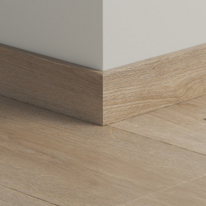 Плинтус ПВХ прямой для LVT Pergo PGVSK40184 Дуб ирландский бежево-серый 2400х12х58 в интерьере
