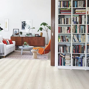 Плитка ПВХ Pergo Modern Plank Glue V3231-40072 Скандинавская белая Сосна 1515*217*2,5 (3,616) в интерьере